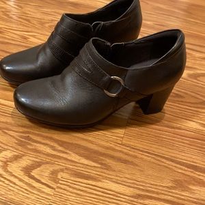 Clarks booties size 8 1/2 black zip side